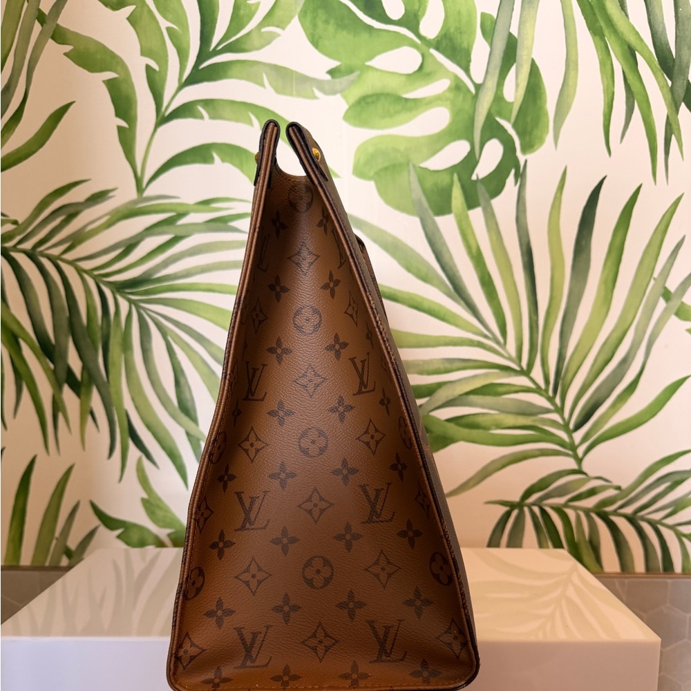 Louis Vuitton Onthego GM Monogram Giant/ Monogram Reverse Canvas Tote - Picture 11 of 11